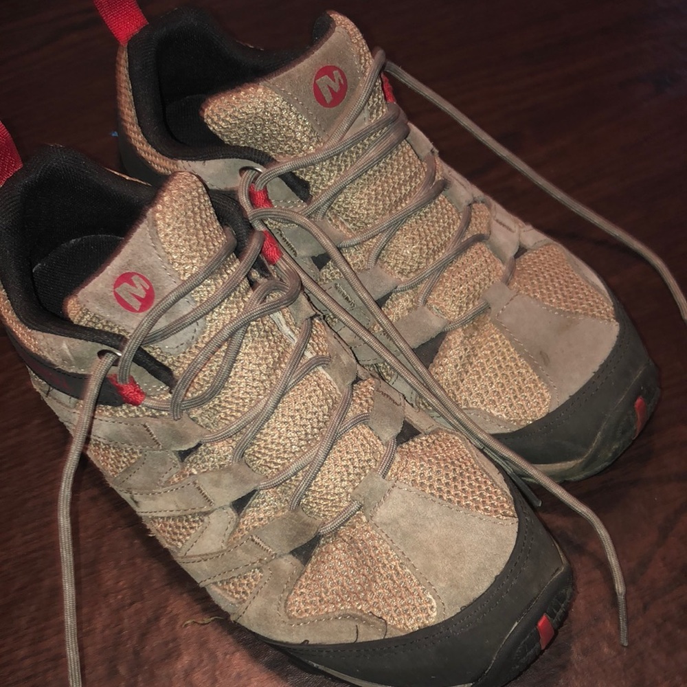 Mens 8.5 Wide Merrell hiking shoes.